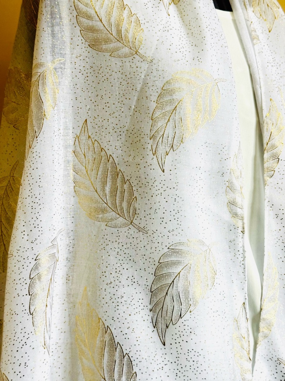 ♥️Sheer White Scarf with Gold Leaf Motif
31”x70”